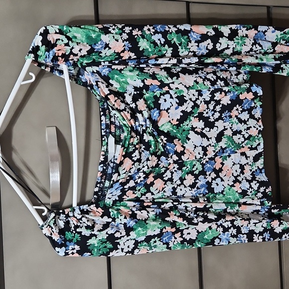 H & M EUC ladies Floral top - Picture 2 of 4